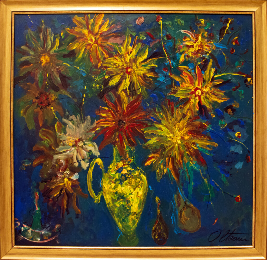 Vaza galbena si flacarile florilor